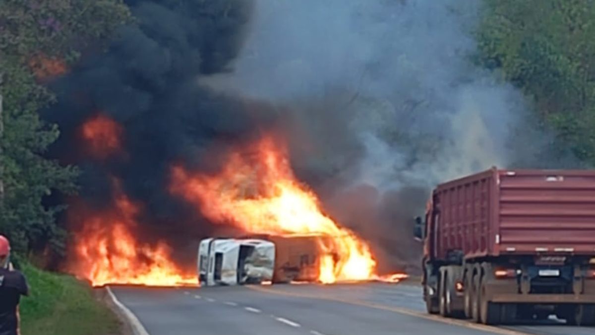 Carreta tomba, pega fogo na BR-040 e interdita totalmente a pista