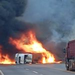 Carreta tomba, pega fogo na BR-040 e interdita totalmente a pista