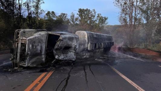 Carreta destruída após incêndio na BR-040