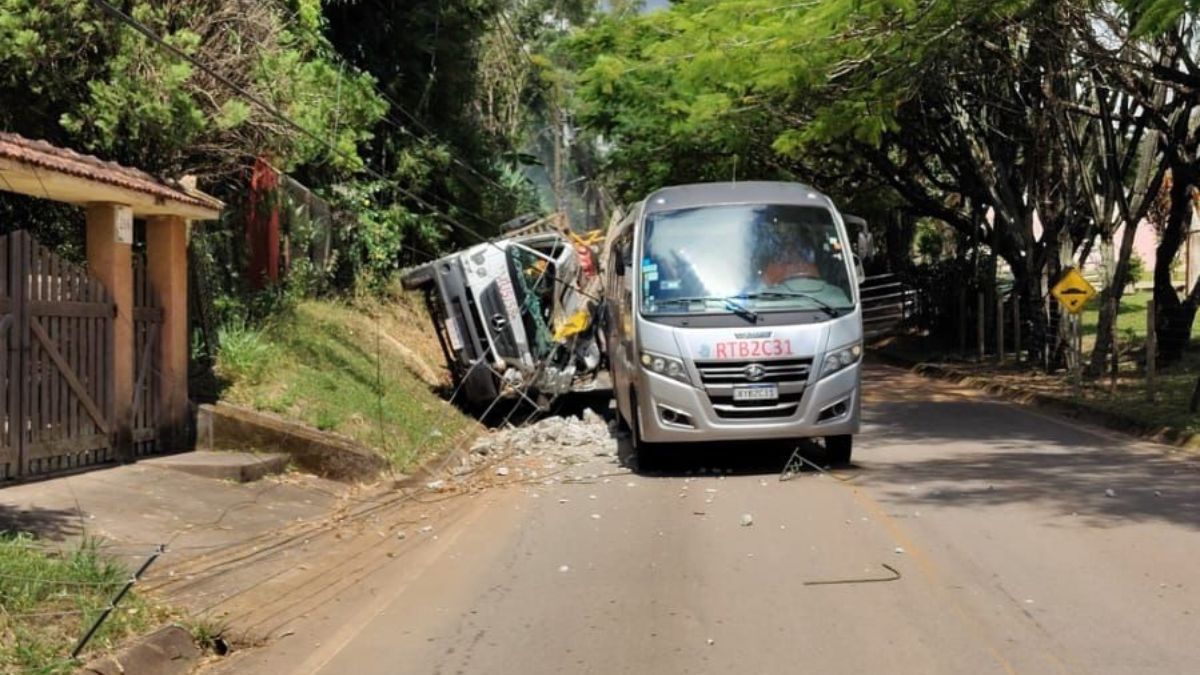 Acidente entre ônibus e caminhão deixa dois feridos em distrito de Ouro Preto (MG)