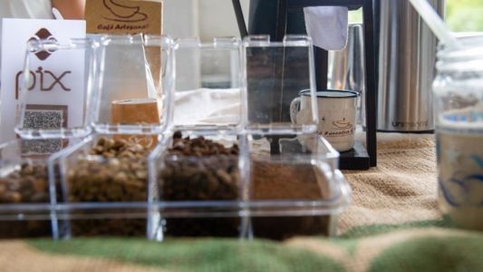 Na feira é possível comprar cafés, temperos, quitandas e artesanatos de produtores mineiros