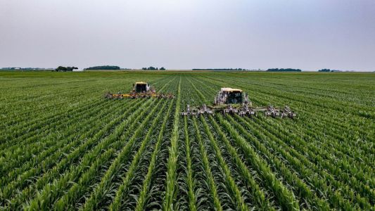Máquinas agrícolas em plantação