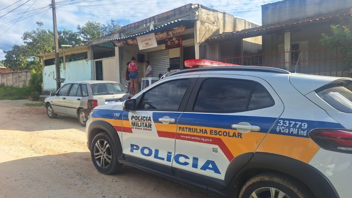 Dupla mata homem a facadas em bar para vingar morte do pai na Grande BH