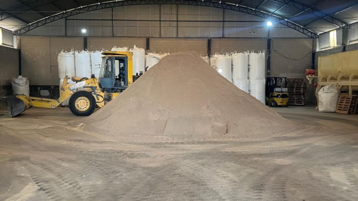 Mapa apreende mais de 900 toneladas de farinha animal 'batizada' no Paraná