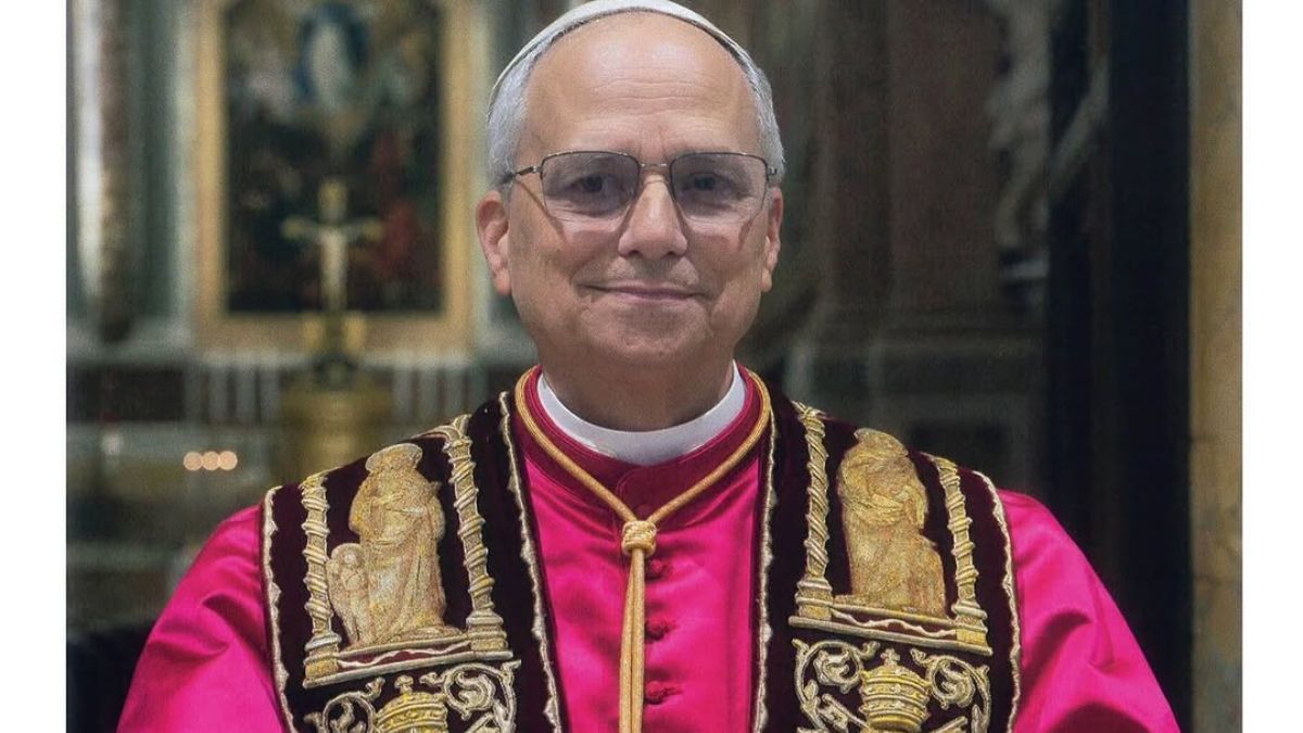 Papa Leão XIV: Vaticano divulga foto da assinatura do novo pontífice norte-americano