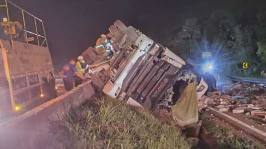 Caminhão tombado na BR-381 na madrugada de sábado (10)