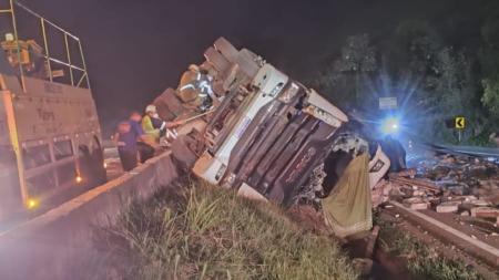 Caminhão tombado na BR-381 na madrugada de sábado (10)