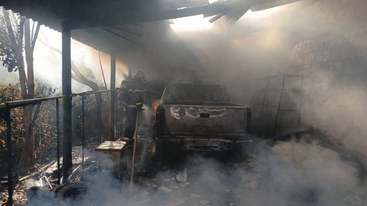 Caminhonete S-10 pega fogo e mobiliza os bombeiros no Norte de Minas