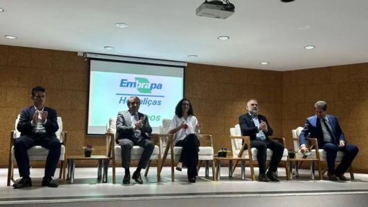 MDA e Embrapa na comemoração de 44 anos da Embrapa Hortaliças