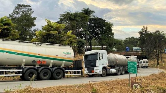 Caminhões-tanque parados em Betim
