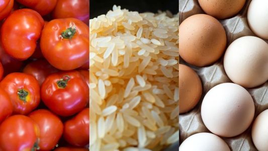 Tomates, grãos de arroz e ovos