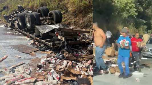 Imagens do caminhão tombado com carga espalhada na rodovia e populares saqueando