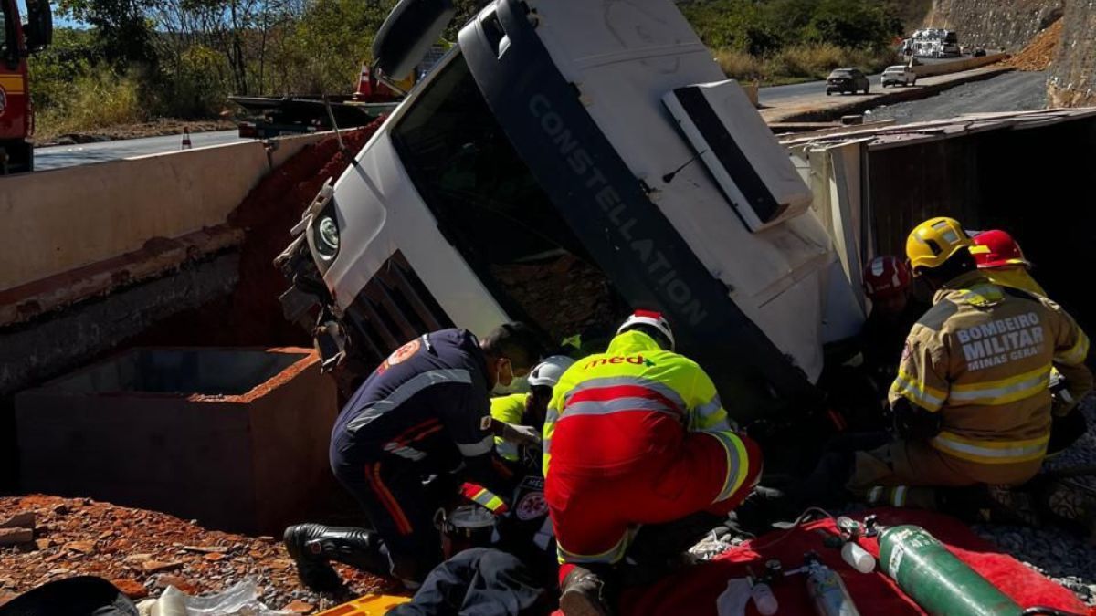 Motorista morre após caminhão tombar na MGC-135, no Norte de Minas