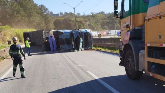 Imagem mostra carreta tombada na Fernão Dias