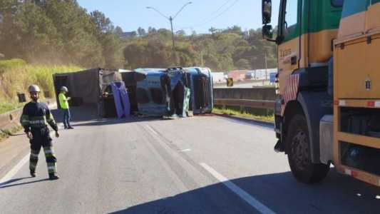 Imagem mostra carreta tombada na Fernão Dias