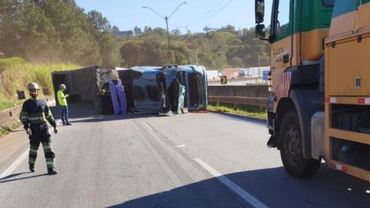 Imagem mostra carreta tombada na Fernão Dias