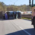 Carreta tomba na Fernão Dias e causa interdição total em Camanducaia, no sentido BH