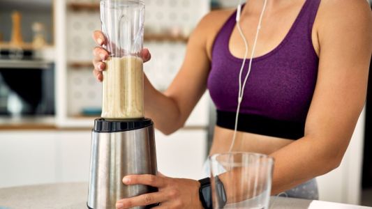 Mulher batendo vitamina