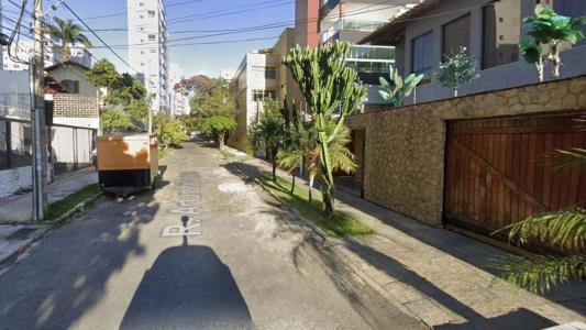 Rua Arthur Itabirano, no bairro São José, no local que ocorreu o furto