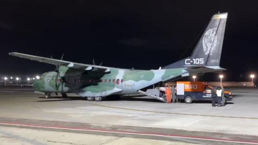 Corpo de Juliana Marins sendo retirado do avião da FAB e colocado no carro da Defesa Civil do Rio de Janeiro