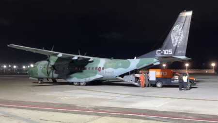 Corpo de Juliana Marins sendo retirado do avião da FAB e colocado no carro da Defesa Civil do Rio de Janeiro