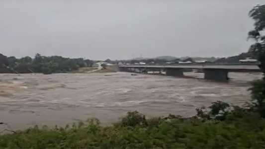 Rio Guadalupe cheio após enchentes no Texas
