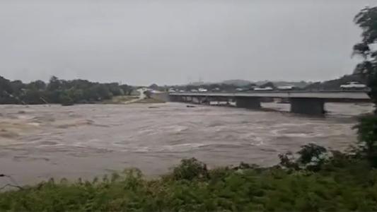 Rio Guadalupe cheio após enchentes no Texas