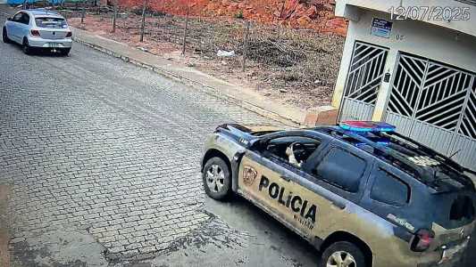 Imagem de câmera de segurança mostram a viatura da PM perseguindo os criminosos
