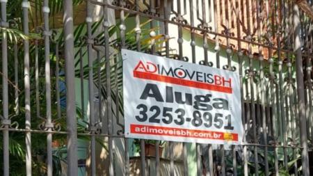 Casa com placa de aluga-se