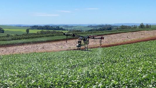 Drone em plantação