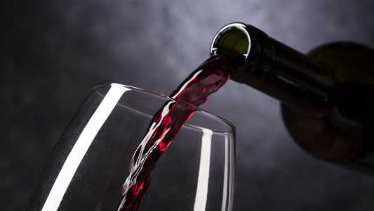 Taça e garrafa de vinho