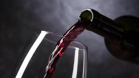 Taça e garrafa de vinho