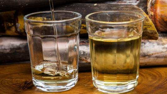 Dois copos com cachaça