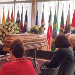 Familiares e amigos se despedem de Luis Fernando Verissimo em velório no RS; veja fotos