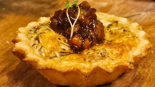 Mini quiche de queijo com geleia de bacon