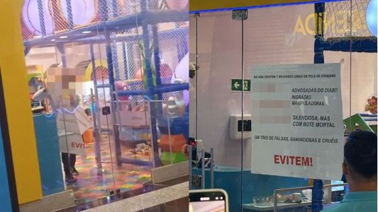 Homem colando cartaz em loja