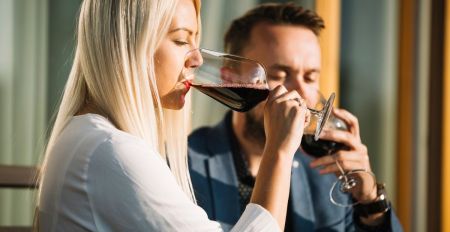 Pessoas bebendo vinho