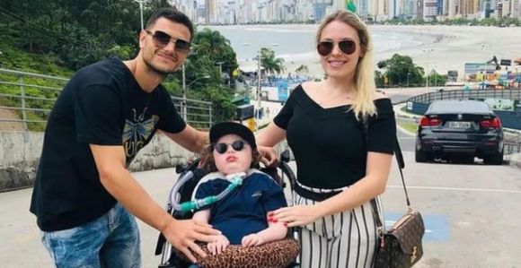 Menino Jonatas, portador de doença rara, ao lado dos pais