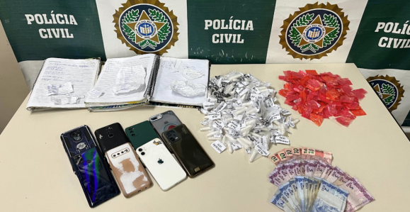 Drogas, celulares, dinheiro e anotações apreendidas pela polícia em operação