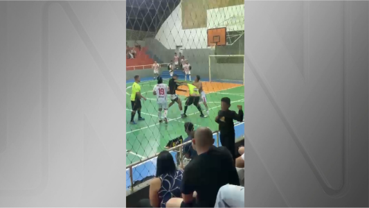 Briga em jogo de futsal: jogador acusar árbitro de tentar golpe de canivete | CNN Brasil