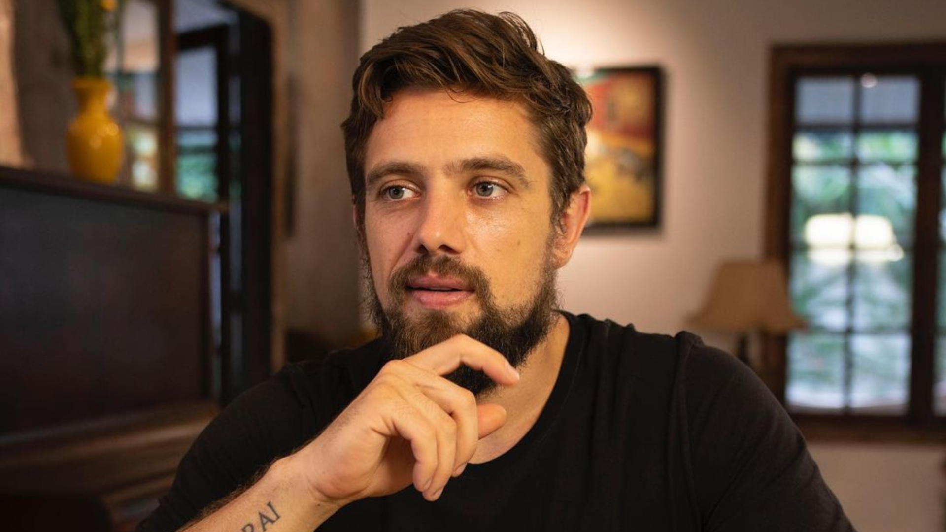 Rafael Cardoso publica clique com a filha recém-nascida; confira