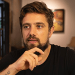 Rafael Cardoso publica clique com a filha recém-nascida; confira