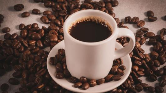 Xícara de café e grãos