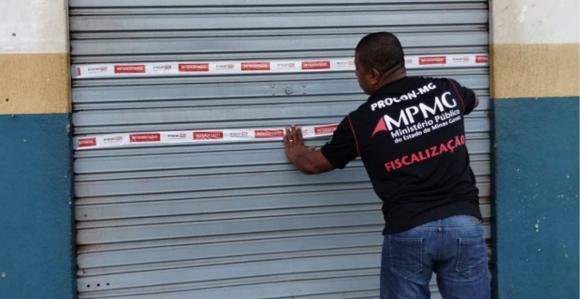 Empresa sendo interditada durante fiscalização do Procon-MG