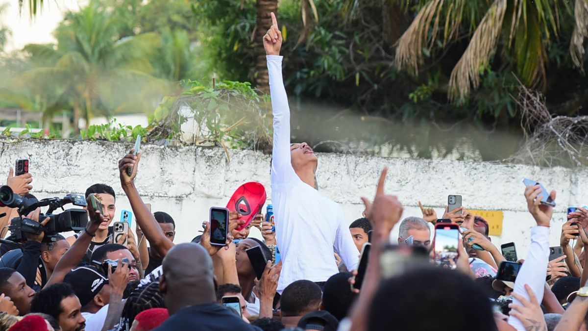 Oruam é recebido por multidão na saída do presídio no RJ; veja fotos
