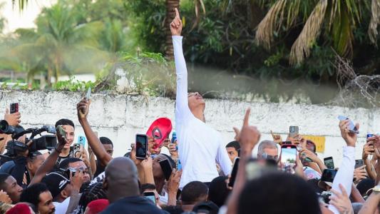 Oruam é recebido por multidão na saída do presídio no RJ; veja fotos