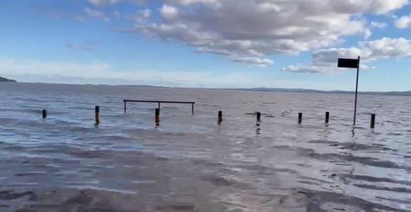 Av. Guaíba na orla do rio Guaíba em Porto Alegre (RS) após as enchentes em maio de 2024