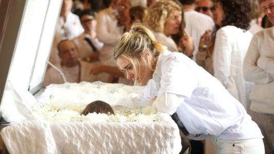 Adeus a Preta Gil: Carolina Dieckmmann chora em despedida da amiga; veja fotos