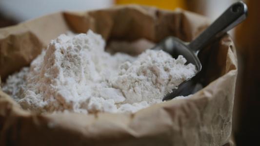 Pacote de farinha aberto