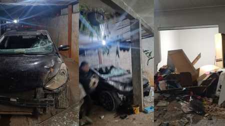 Carrro colide com casa e destrói parede